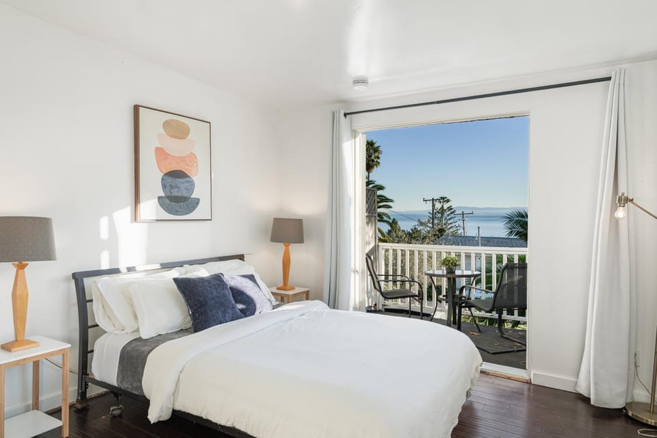 4BR Dog-Friendly Beach House | Hot Tub + Views House in Summerland