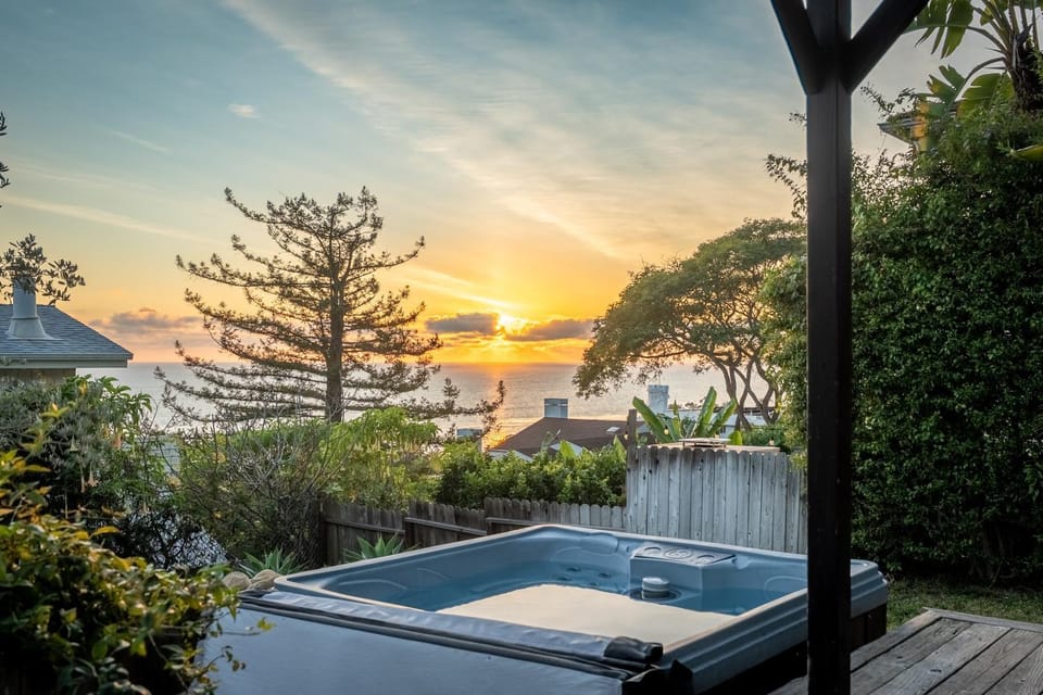 4BR Dog-Friendly Beach House | Hot Tub + Views House in Summerland