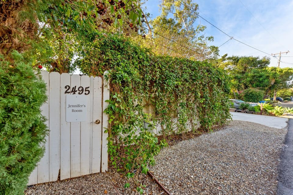 Coastal Guest Suite | King Bed, Steps to Town House in Summerland