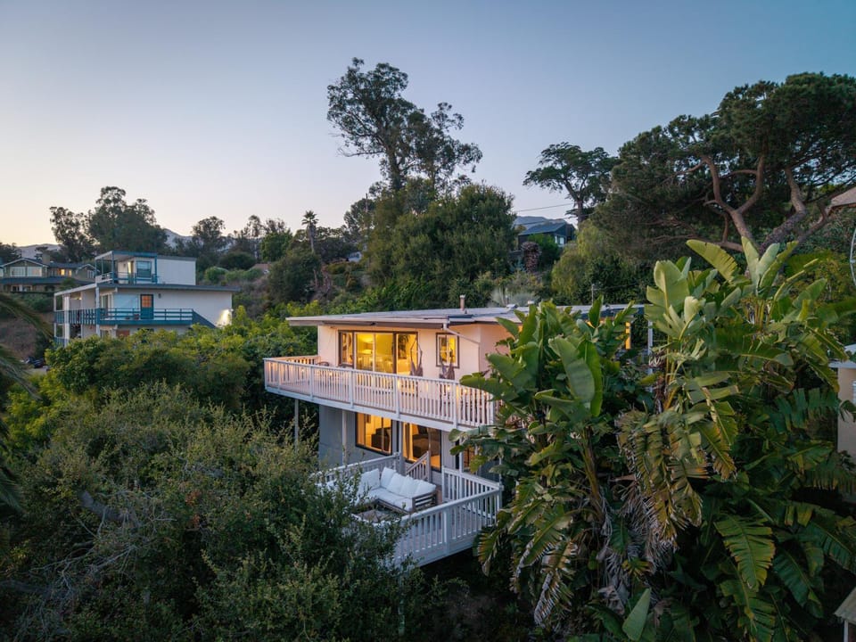 3BR Ocean-View Beach House | Two Decks + BBQ House in Summerland