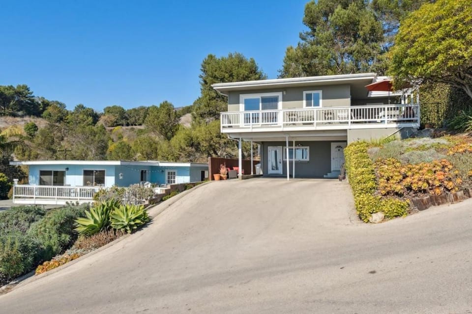 Ocean-View Studio | Full Kitchen + Laundry Apartment in Summerland