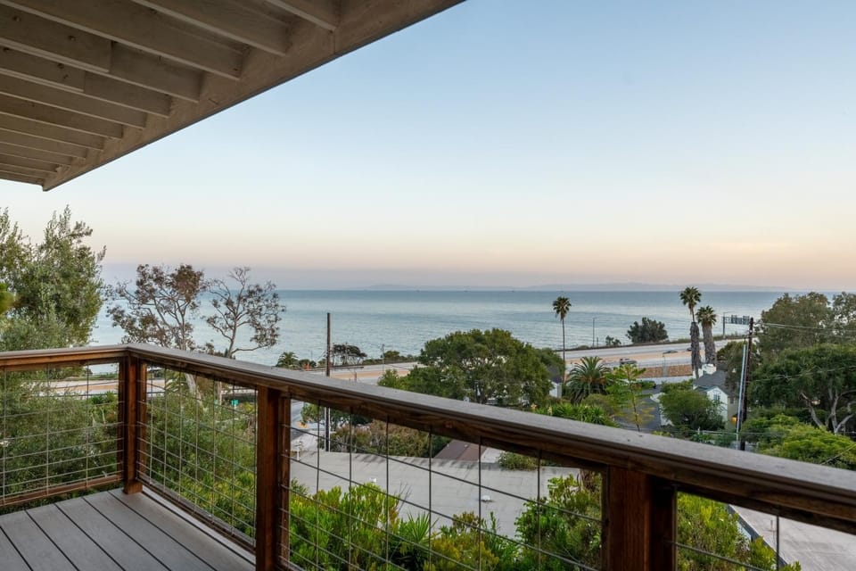 Single-Level Beach Cottage | Step-Free + Views House in Summerland