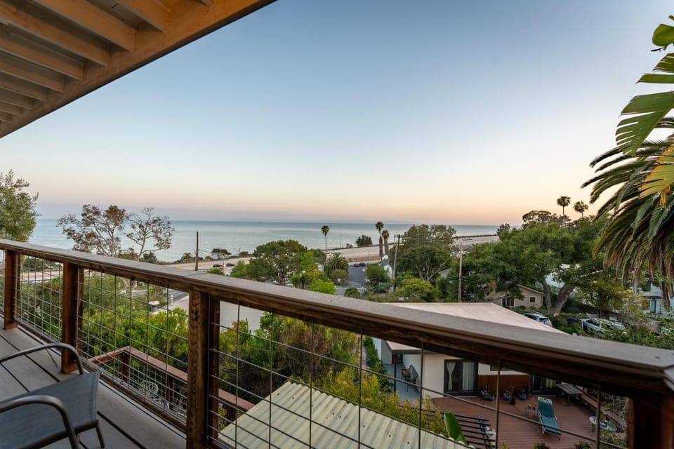 Single-Level Beach Cottage | Step-Free + Views House in Summerland