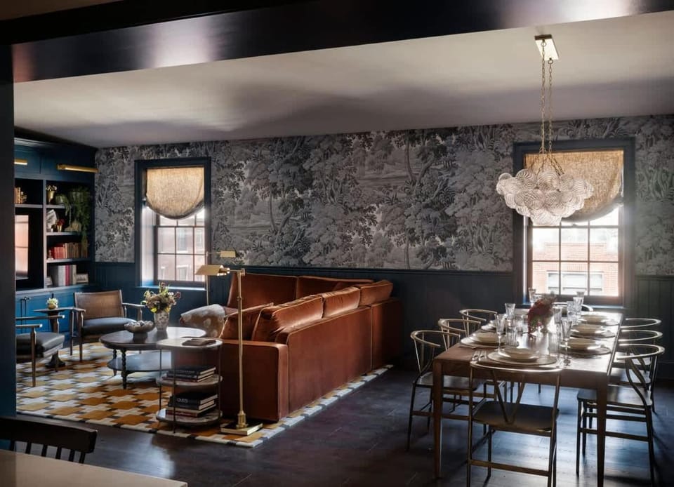 Historic Diplomat Suite w Parking - The Envoy House in Penns Landing