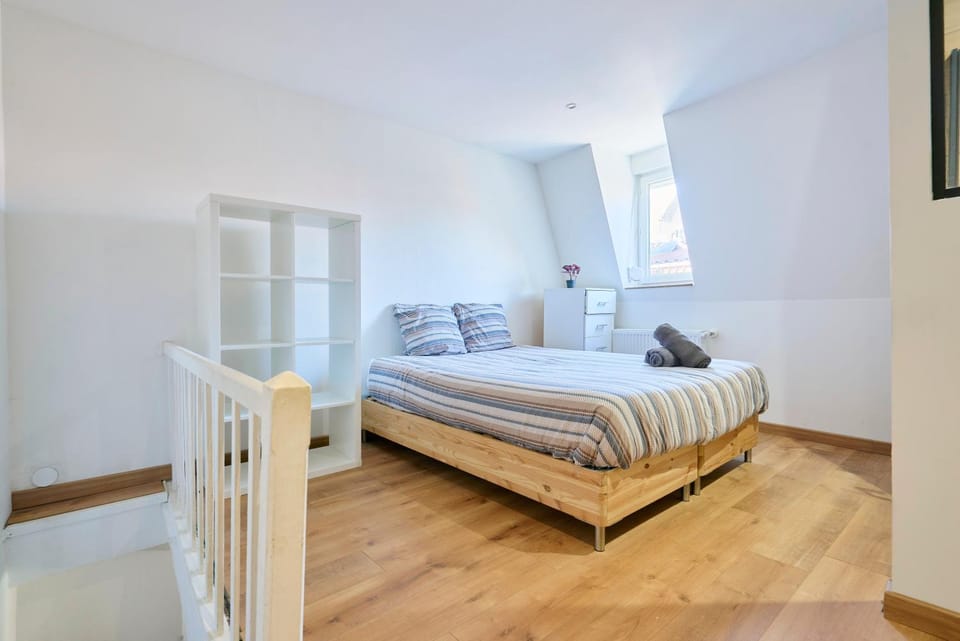 Bed, Photo of the whole room, Bedroom, towels