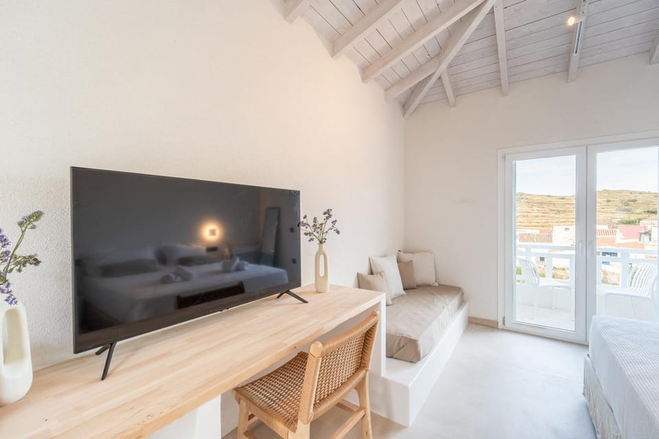 TV and multimedia, Balcony/Terrace, Seating area, Bedroom