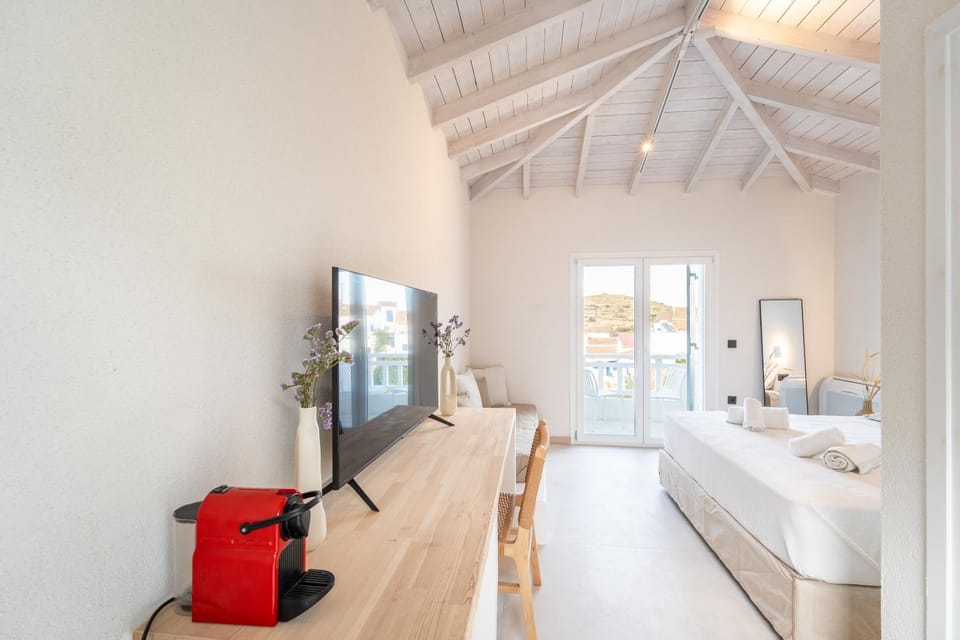 Bed, TV and multimedia, Coffee/tea facilities, Balcony/Terrace, Photo of the whole room, Bedroom, towels