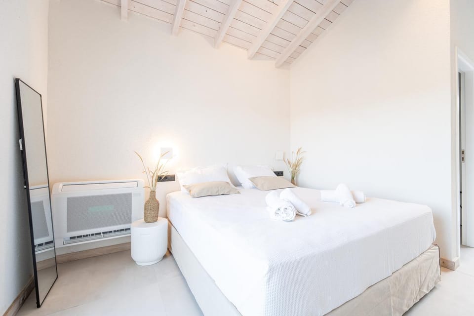 Bed, TV and multimedia, Photo of the whole room, Bedroom, towels