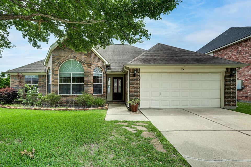 Feel at Home: Quiet Neighborhood, Emtek Smart Lock House in Spring