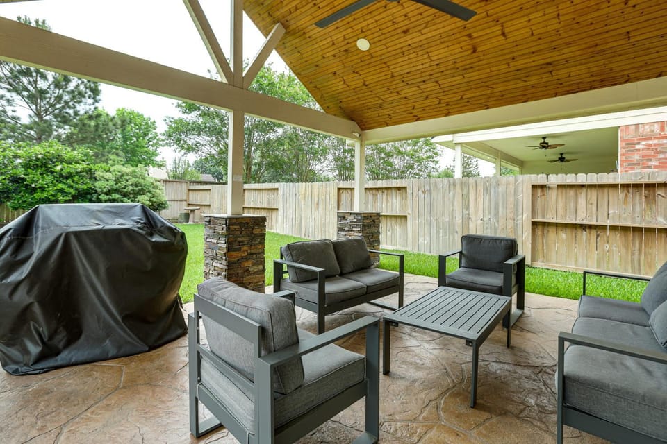 Feel at Home: Quiet Neighborhood, Emtek Smart Lock House in Spring
