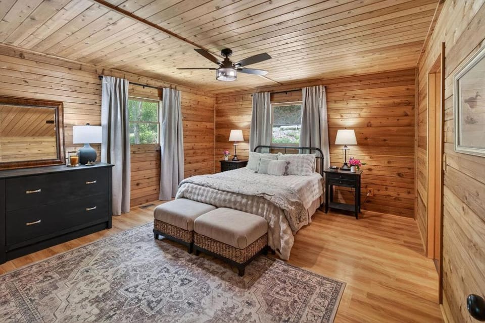 Scenic Mountain Getaway-Newly Renovated-Bear Ridge Lodge House in Virginia