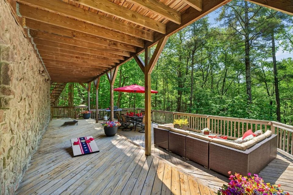 Scenic Mountain Getaway-Newly Renovated-Bear Ridge Lodge House in Virginia