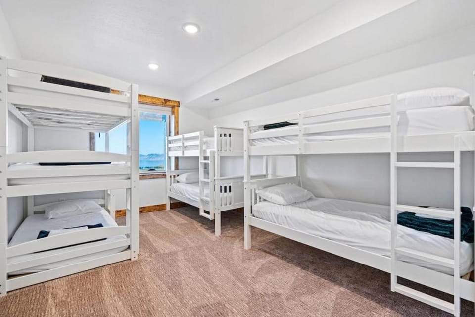 Barefoot Beaver Lodge - Hot Tub, Ideal Beach, Golf, Arcade, Lake Views House in Bear Lake