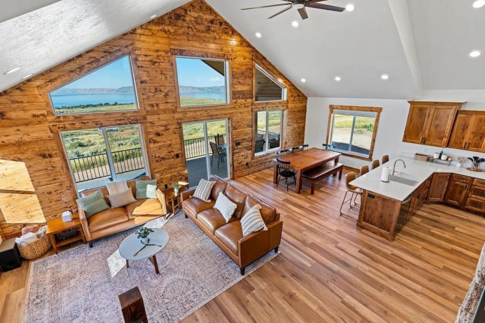 Barefoot Beaver Lodge - Hot Tub, Ideal Beach, Golf, Arcade, Lake Views House in Bear Lake