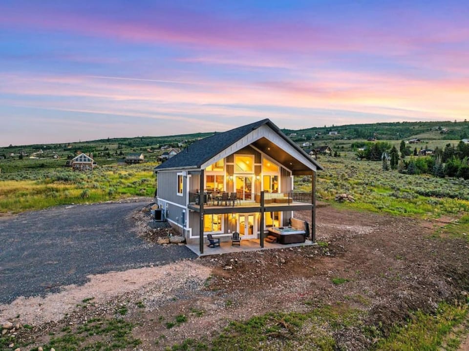 Barefoot Beaver Lodge - Hot Tub, Ideal Beach, Golf, Arcade, Lake Views House in Bear Lake