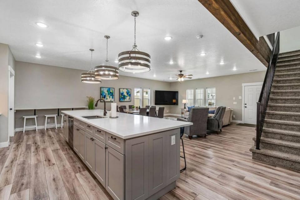 Bear Lake Fun Spot - Sleeps 22, Sauna, Hot tub, Game Room, Walk2Marina House in Garden City