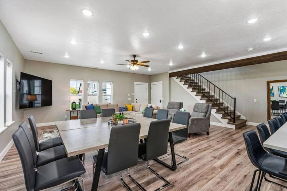 Bear Lake Fun Spot - Sleeps 22, Sauna, Hot tub, Game Room, Walk2Marina House in Garden City