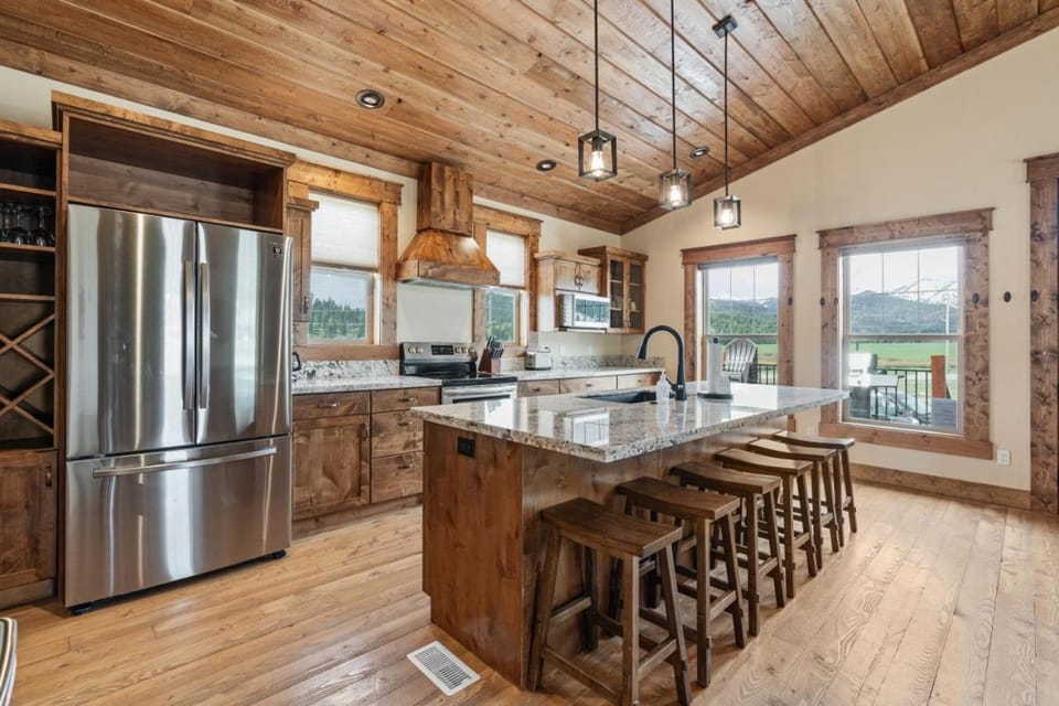 Grizzly Lodge - Hot Tub, Fire Pit, Mins to Yellowstone, Modern Cabin Cabin in Island Park