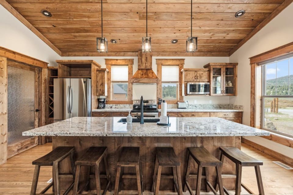 Grizzly Lodge - Hot Tub, Fire Pit, Mins to Yellowstone, Modern Cabin Cabin in Island Park