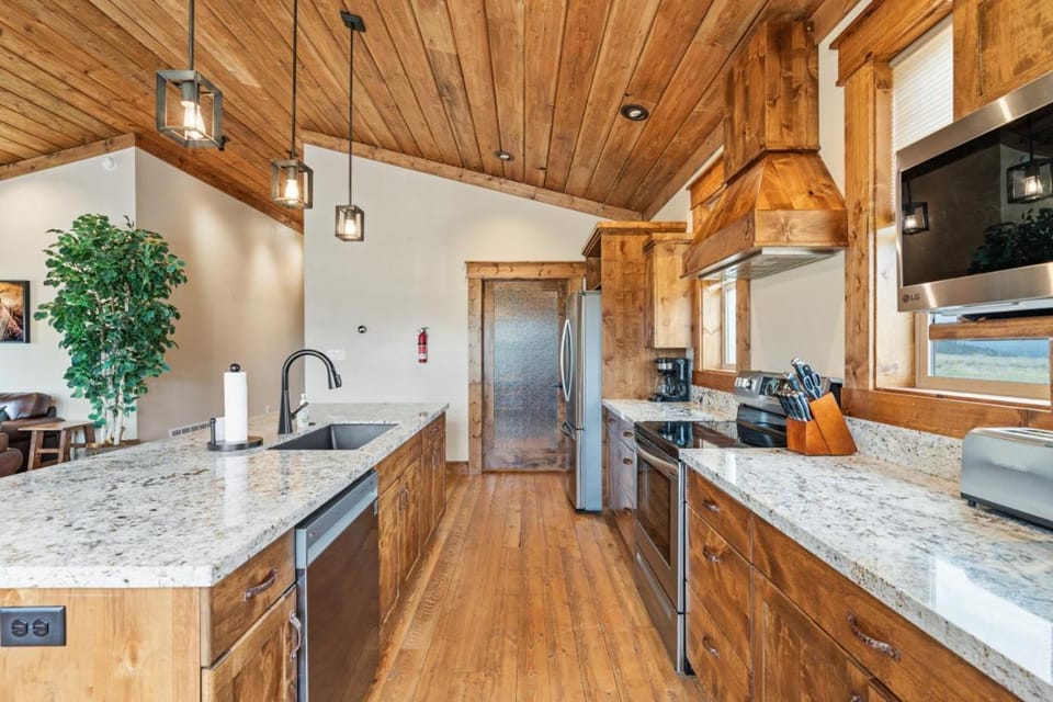 Grizzly Lodge - Hot Tub, Fire Pit, Mins to Yellowstone, Modern Cabin Cabin in Island Park
