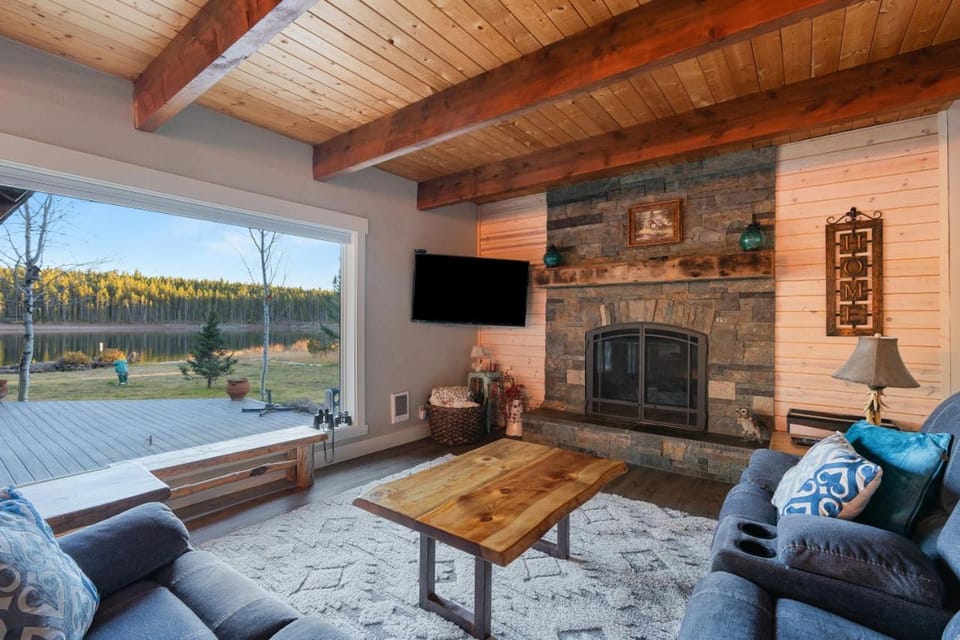 Riverfront Reunion - Waterfront, Private Dock, Hot Tub, Kayaks, Pizza Oven House in Island Park