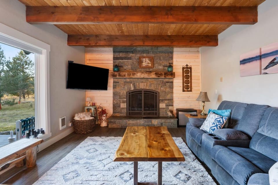 Riverfront Reunion - Waterfront, Private Dock, Hot Tub, Kayaks, Pizza Oven House in Island Park