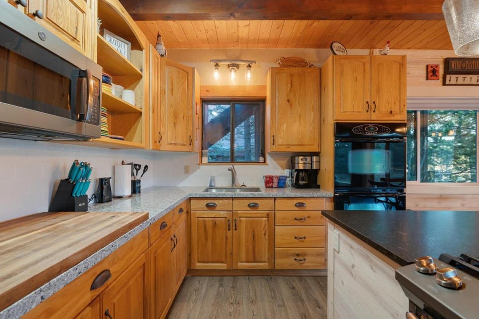 Riverfront Reunion - Waterfront, Private Dock, Hot Tub, Kayaks, Pizza Oven House in Island Park
