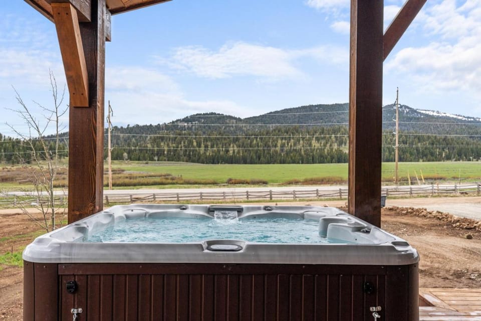 Mountain Ranch - 10min to Yellowstone, Hot tub, Views, AC House in Idaho