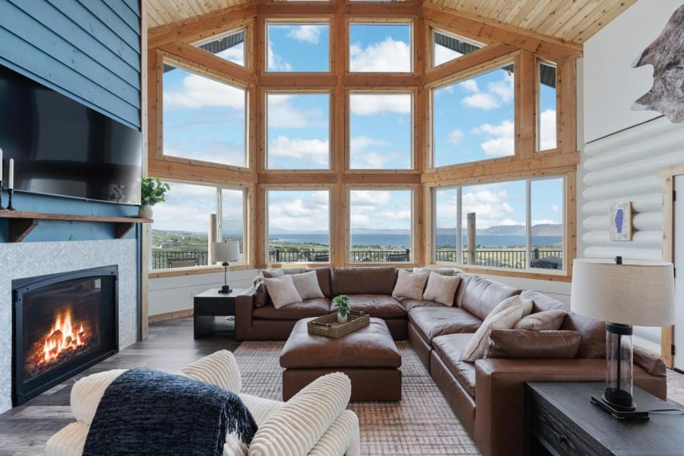 Sleeps 28, Hot Tub, Ideal Beach Access, 5000 sqft House in Bear Lake