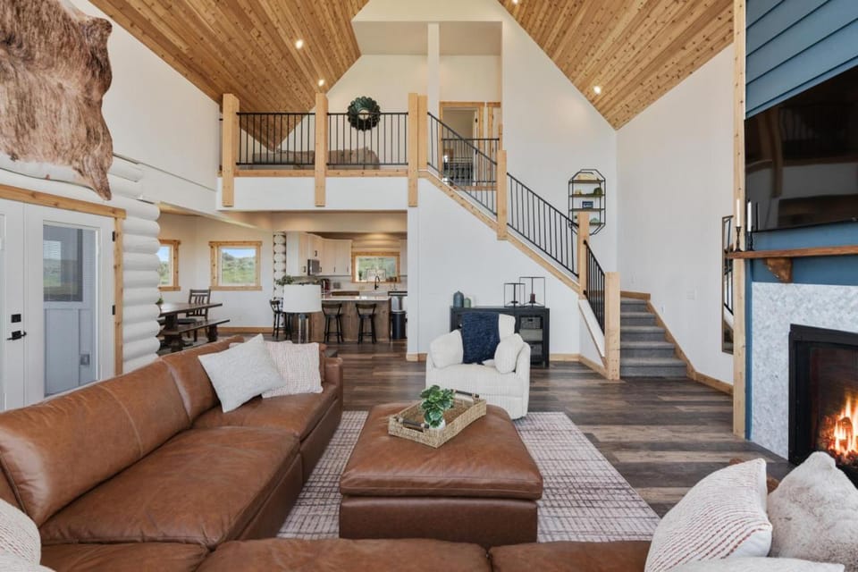 Sleeps 28, Hot Tub, Ideal Beach Access, 5000 sqft House in Bear Lake