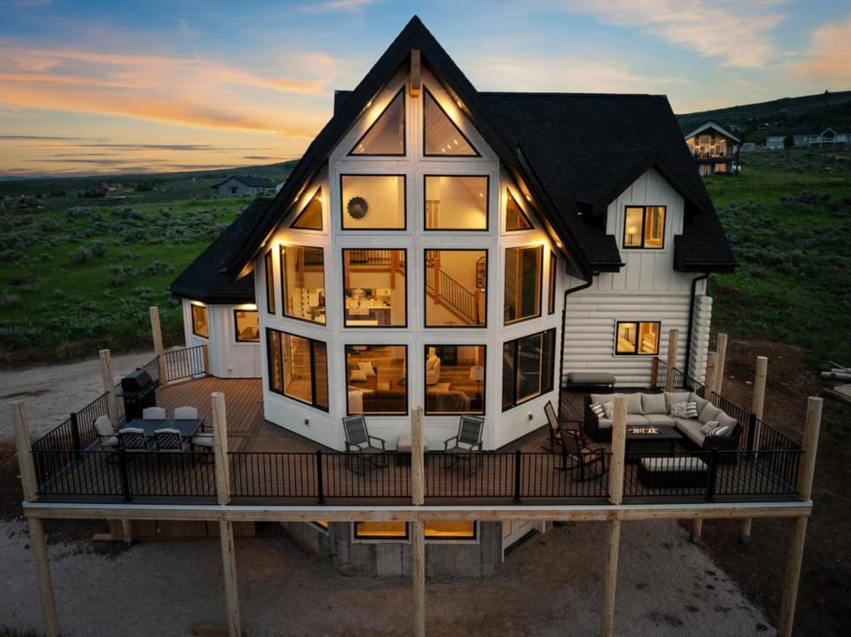 Sleeps 28, Hot Tub, Ideal Beach Access, 5000 sqft House in Bear Lake