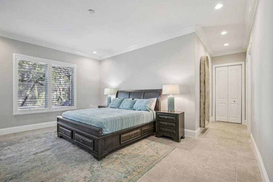 Private Heated Pool & Hot Tub- Steps to St Armands Circle & Walk to Lido Beach! House in Saint Armands Key