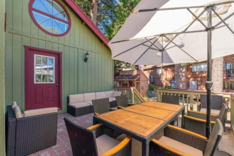 Lake Arrowhead 4 Bedroom Retreat with Pool Table Near Village House in Twin Peaks