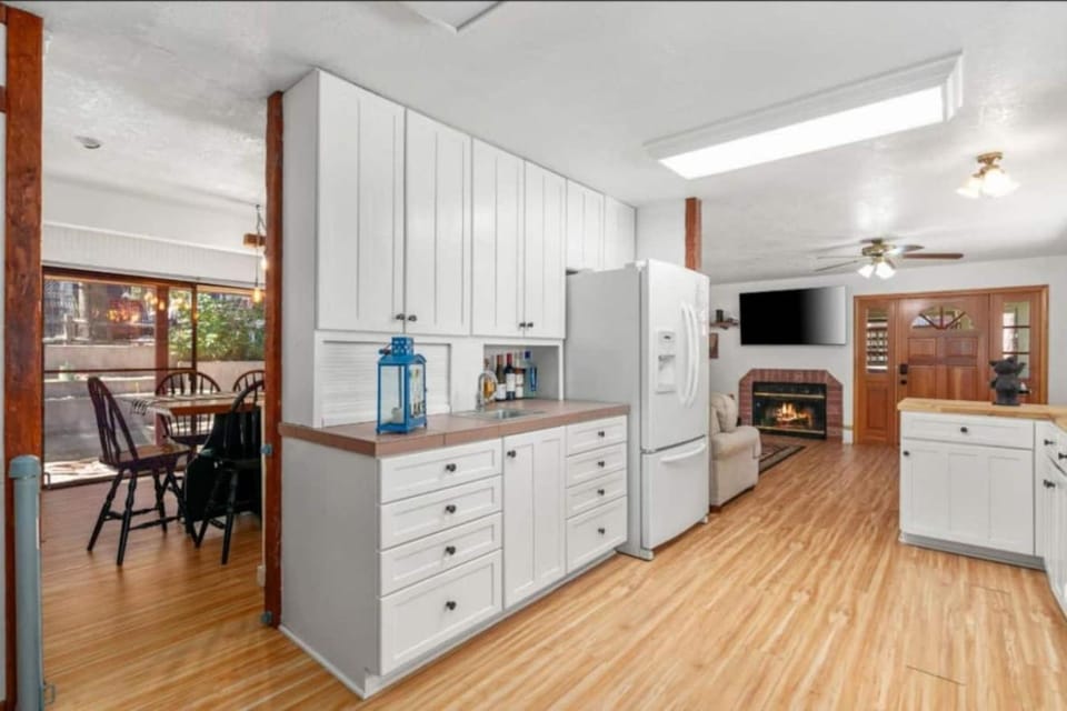 Lake Arrowhead 4 Bedroom Retreat with Pool Table Near Village House in Twin Peaks