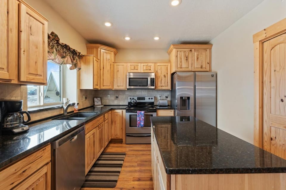 Sleeps 33, Hot Tub, Game Room, Hot Tub, Lake Views House in Garden City