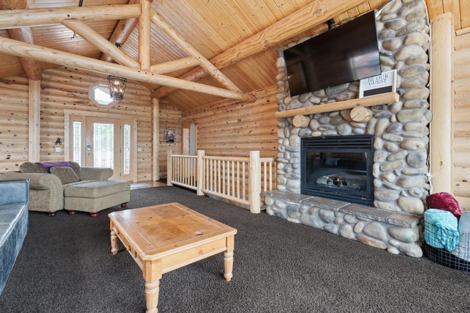 Sleeps 33, Hot Tub, Game Room, Hot Tub, Lake Views House in Garden City