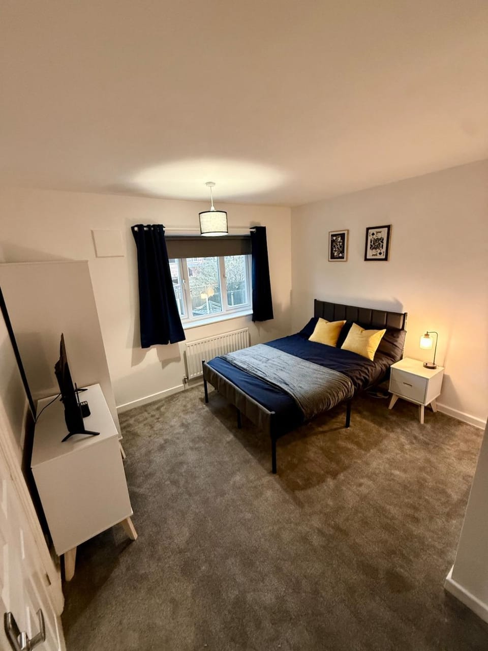 Modern House - Parking - Leisure - Professional House in Wirral