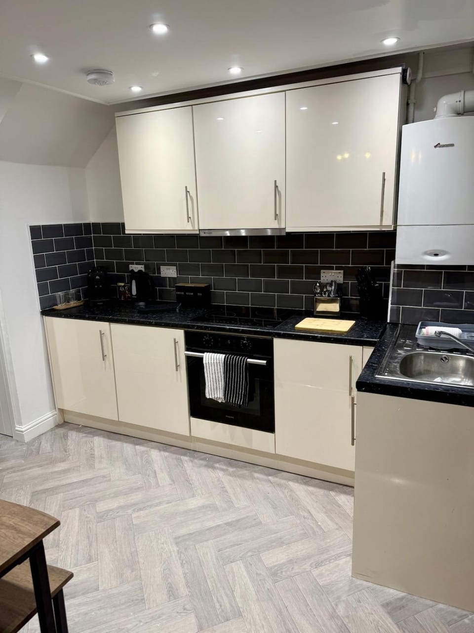 Modern House - Parking - Leisure - Professional House in Wirral