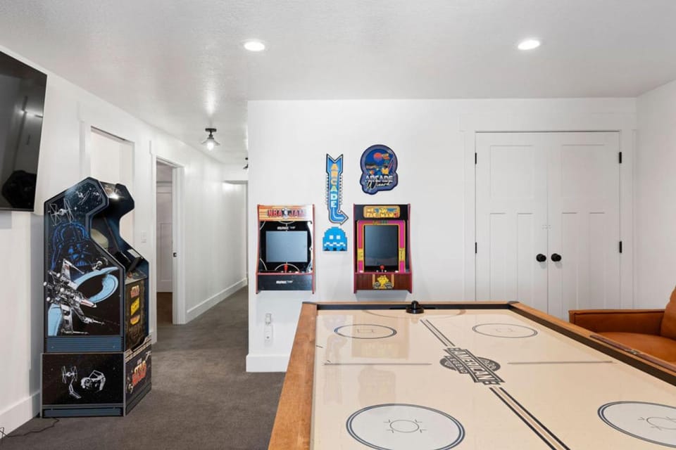 Sleeps 26, Hot Tub, Barrel Sauna, Arcades, Lake Views House in Garden City