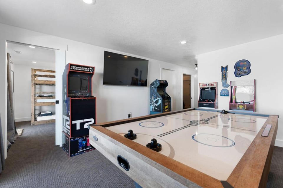 Sleeps 26, Hot Tub, Barrel Sauna, Arcades, Lake Views House in Garden City