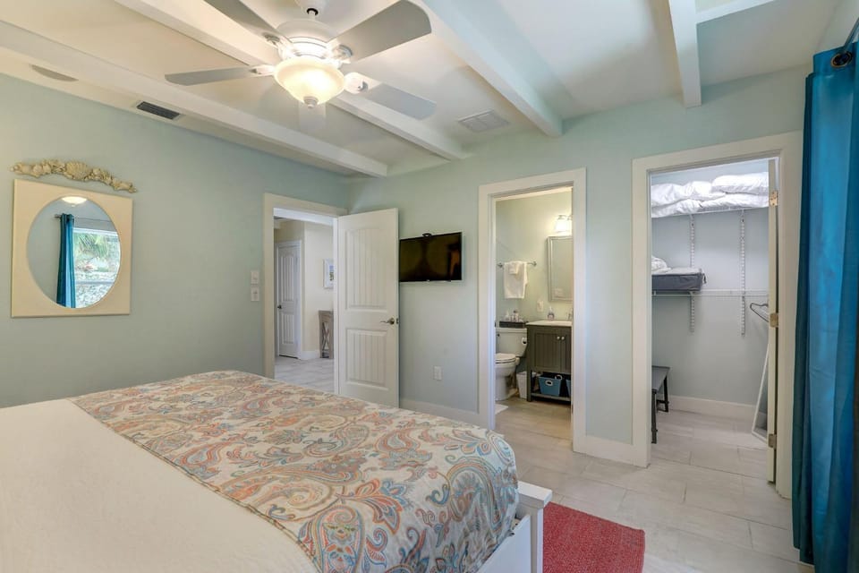Bed, TV and multimedia, Bedroom, wardrobe
