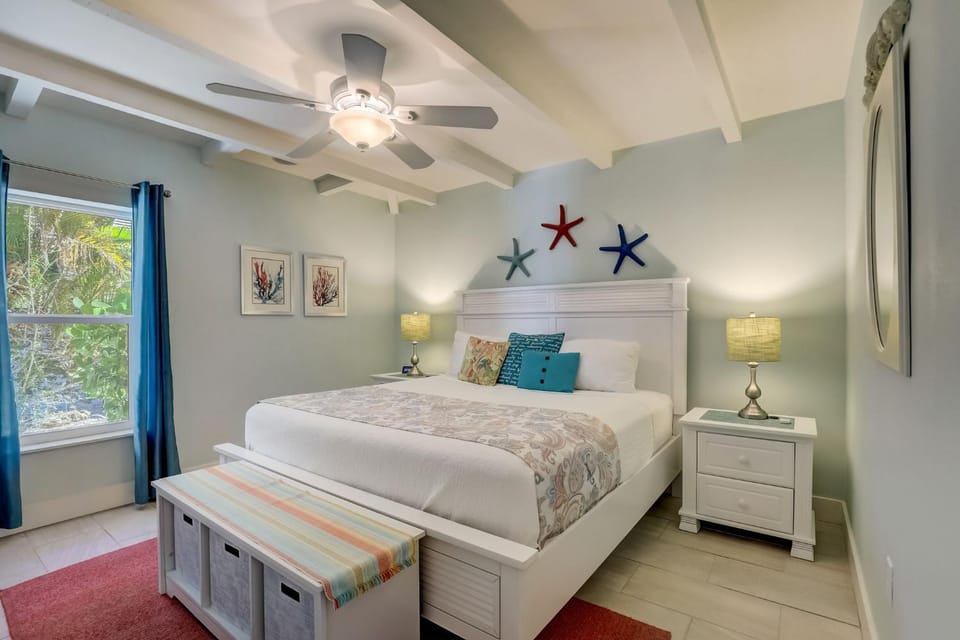 Bed, TV and multimedia, Bedroom
