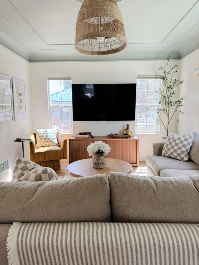 Cottage 65 - Pet Friendly, Hot tub, Arcades, Walk to Bear Lake! House in Garden City