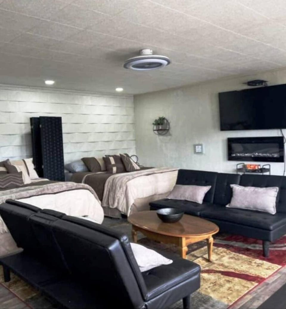 44BR Lake Isabella Retreat. Stunning Views. Sleeps 12. Pet-Friendly. Near Kern River House in Kernville