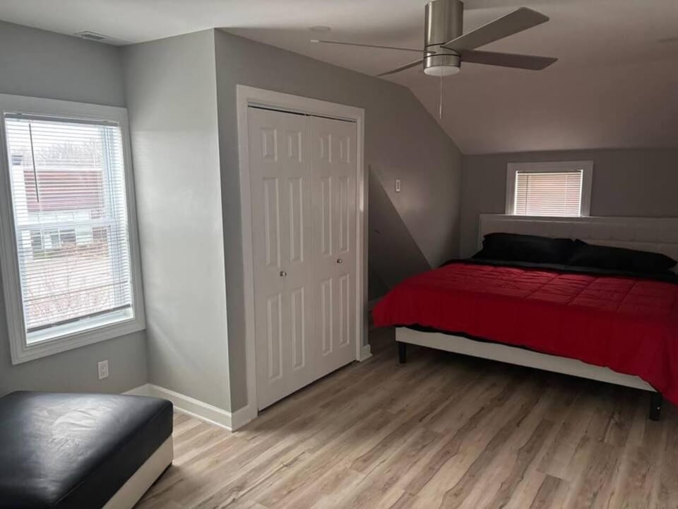 5BR Youngstown Home. 4 King Beds. Sleeps 12. Private Gym. Fenced Yard House in Youngstown