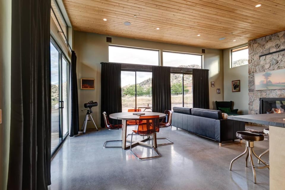 Walk to Pappy's| Resin Tub| Fireplace|Plunge Pool House in Pioneertown