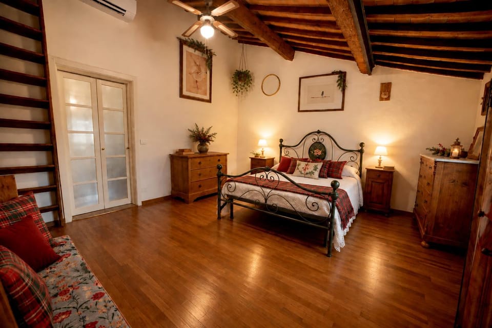 Poetic Florence Historic Centre - Large Apartment with 3 Bedrooms, 2 Bathrooms, Elevator, Parking, and View Apartment in Florence