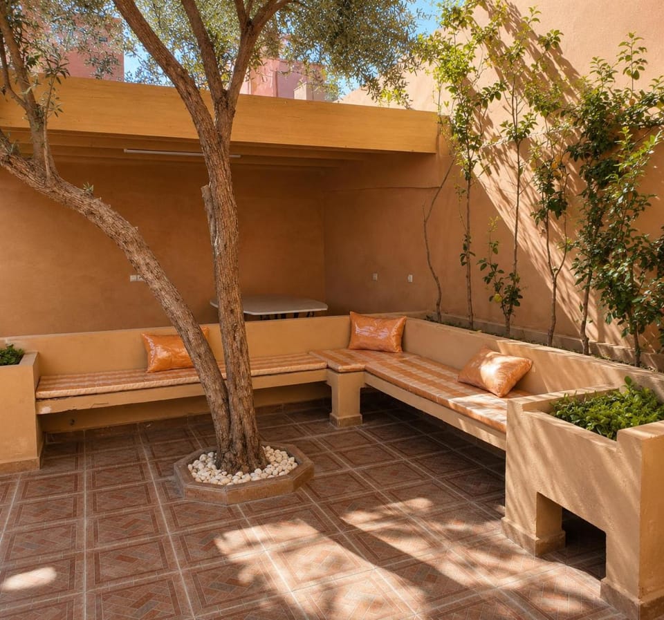 Property building, Garden, Balcony/Terrace