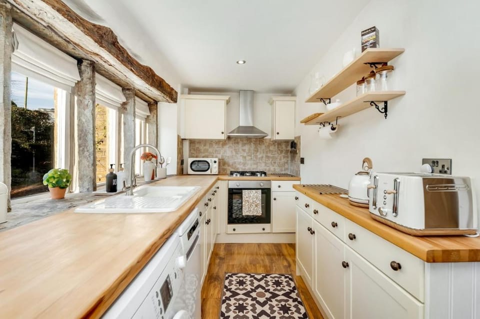 Coffee/tea facilities, Kitchen or kitchenette, dishwasher, oven, stove, toaster