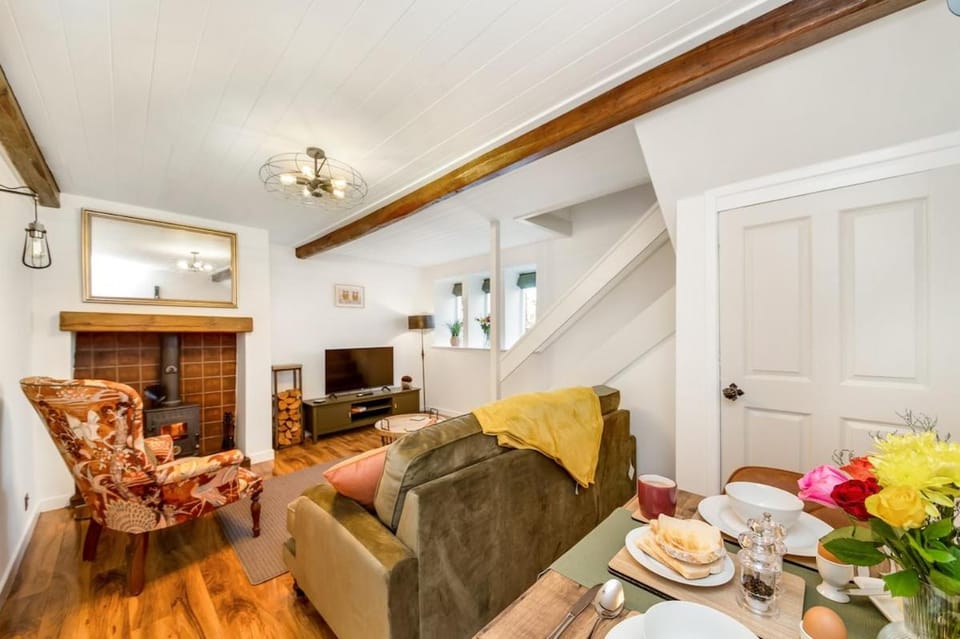 TV and multimedia, Living room, Seating area, Dining area